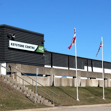 Holiday Inn Express & Suites - Brandon By Ihg Exterior photo