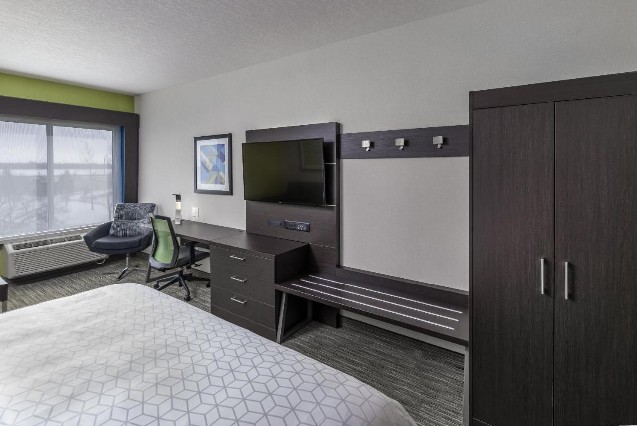 Holiday Inn Express & Suites - Brandon By Ihg Exterior photo
