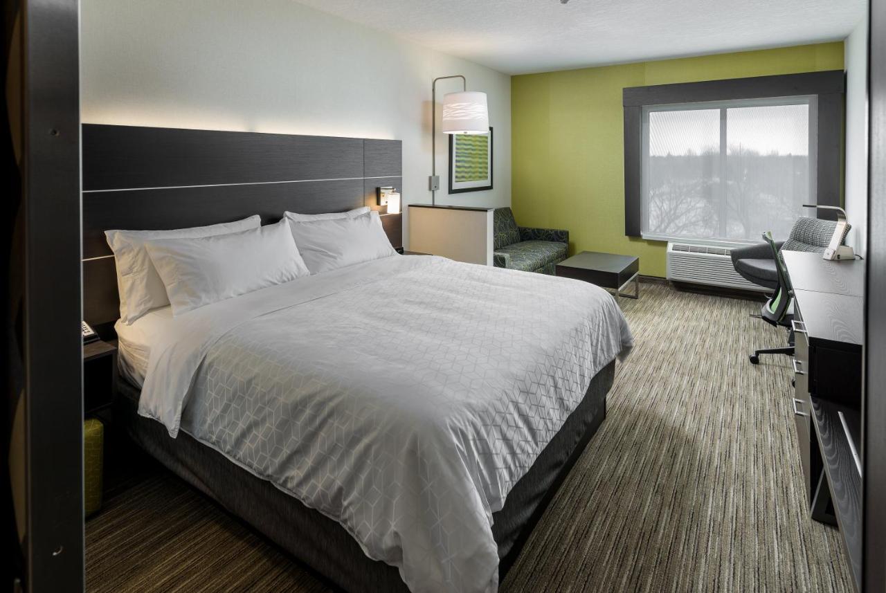 Holiday Inn Express & Suites - Brandon By Ihg Exterior photo