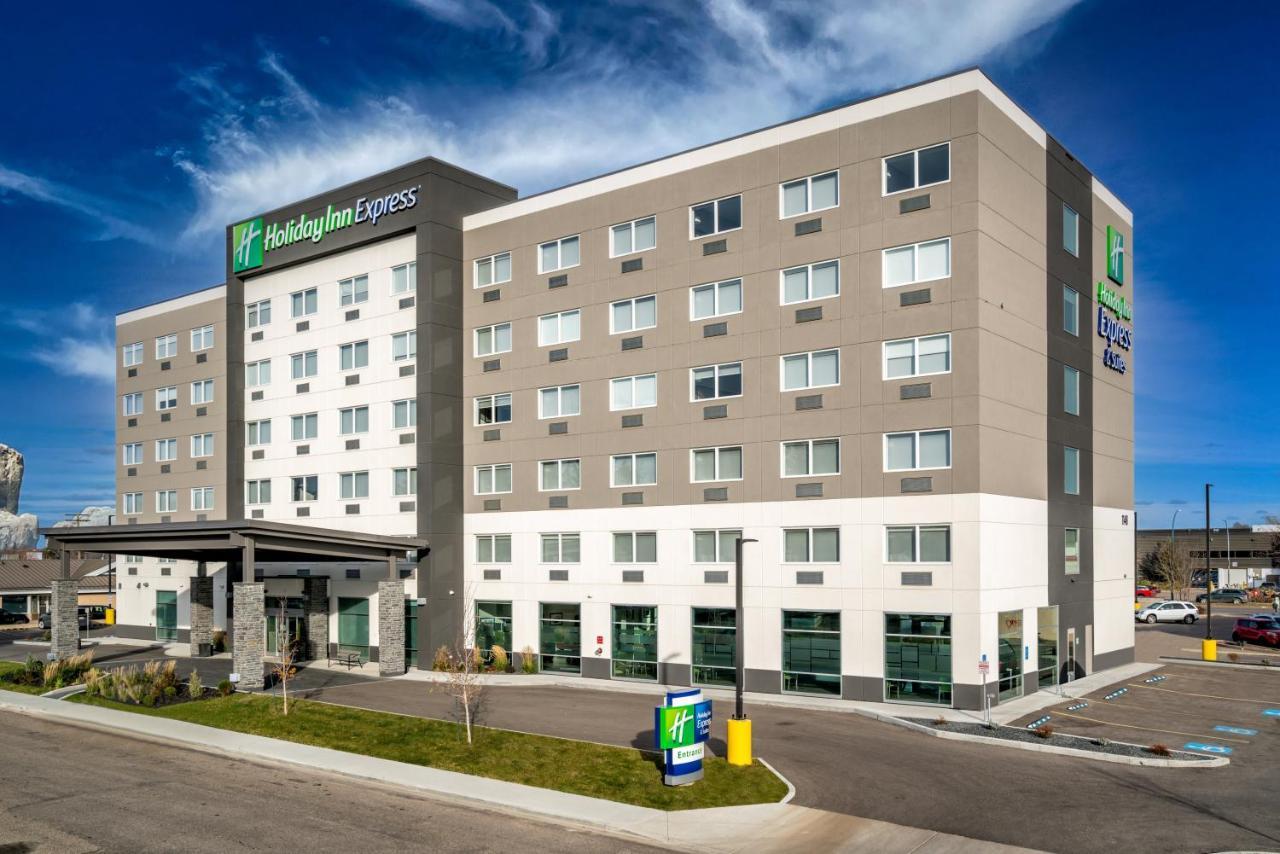 Holiday Inn Express & Suites - Brandon By Ihg Exterior photo