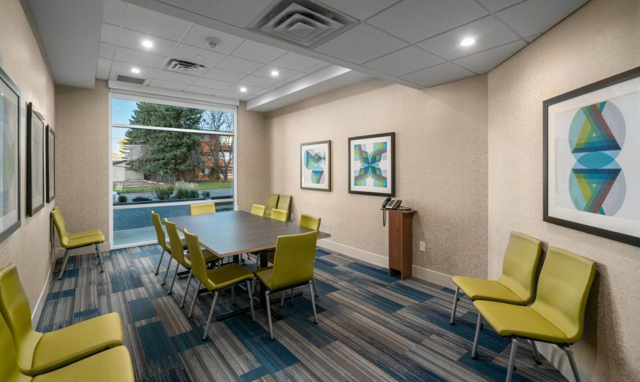 Holiday Inn Express & Suites - Brandon By Ihg Exterior photo