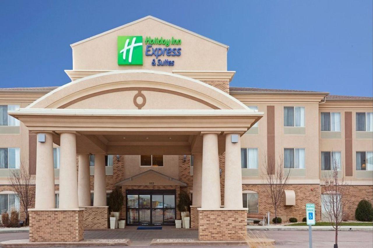 Holiday Inn Express & Suites - Brandon By Ihg Exterior photo