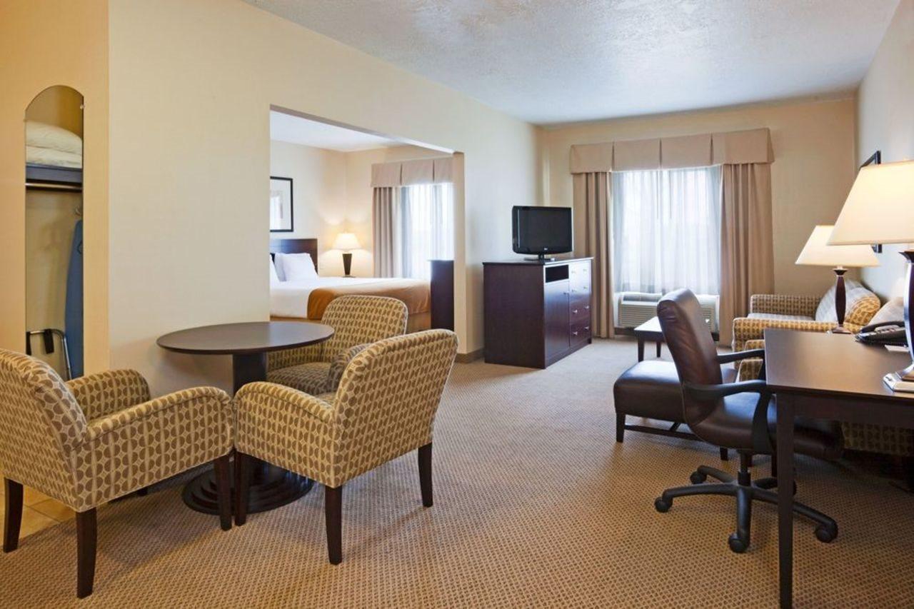 Holiday Inn Express & Suites - Brandon By Ihg Exterior photo